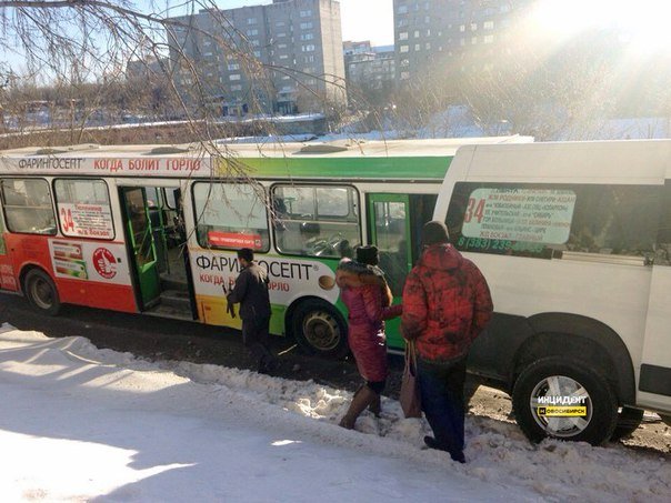 Автобус врезался в маршрутку в Новосибирске